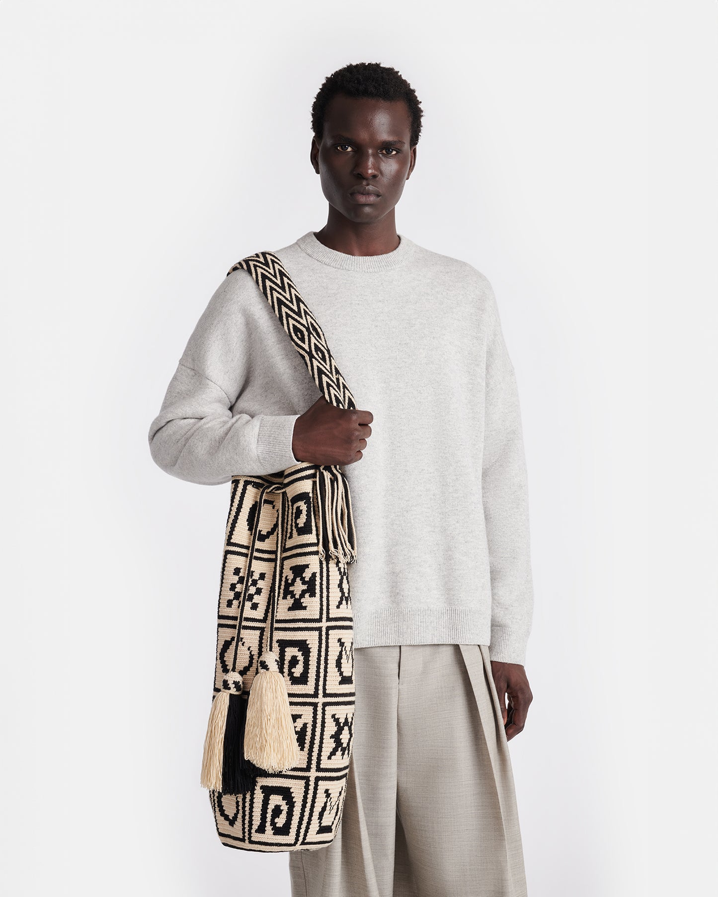 Wayuu Symbol Maxi - Crocheted Bucket Bag - Kopjafa Black/Creme