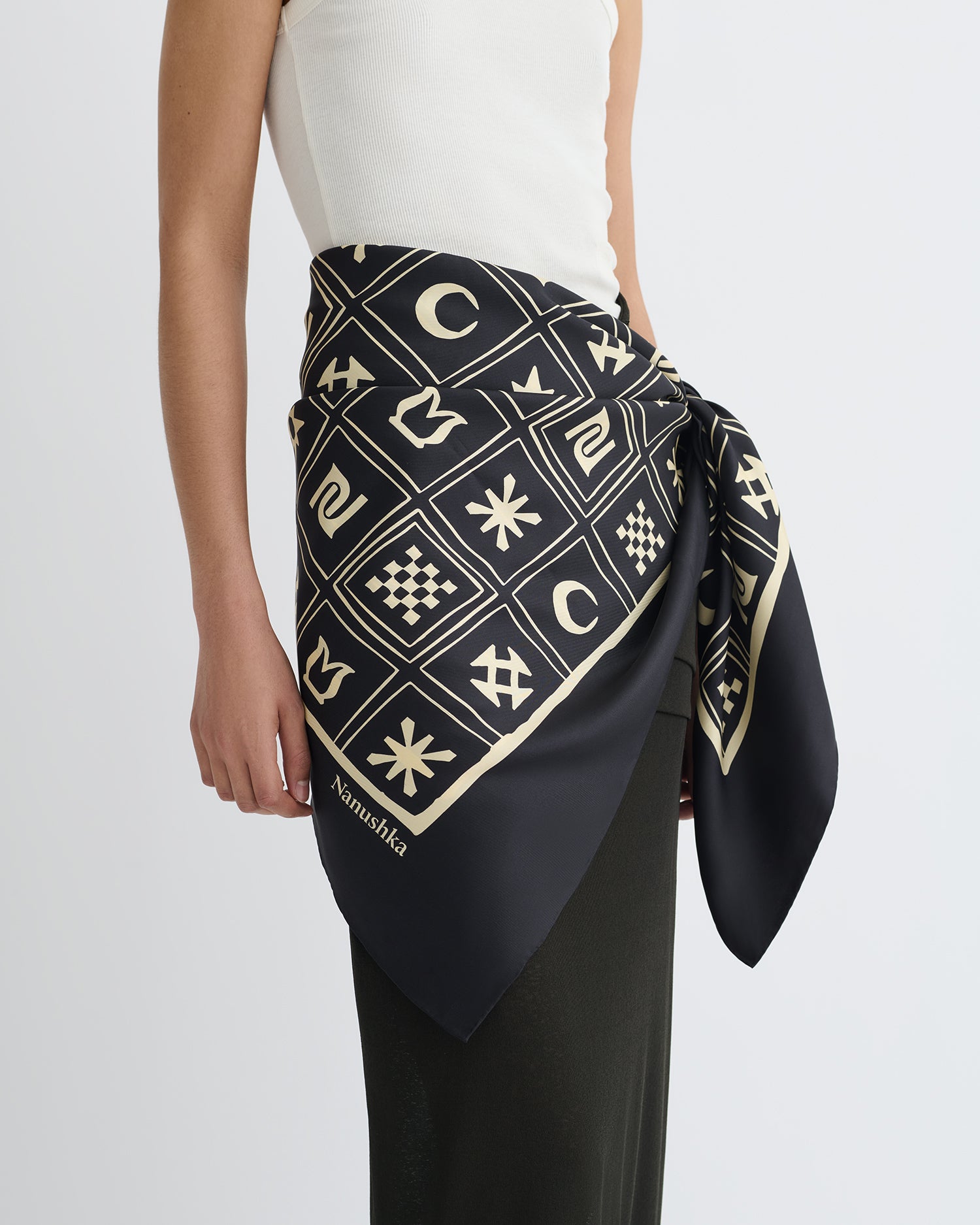 Miani - Printed Silk Scarf - Off Black/Beige Kopjafa